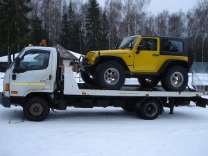 Фото эвакуатор желтого джипа.